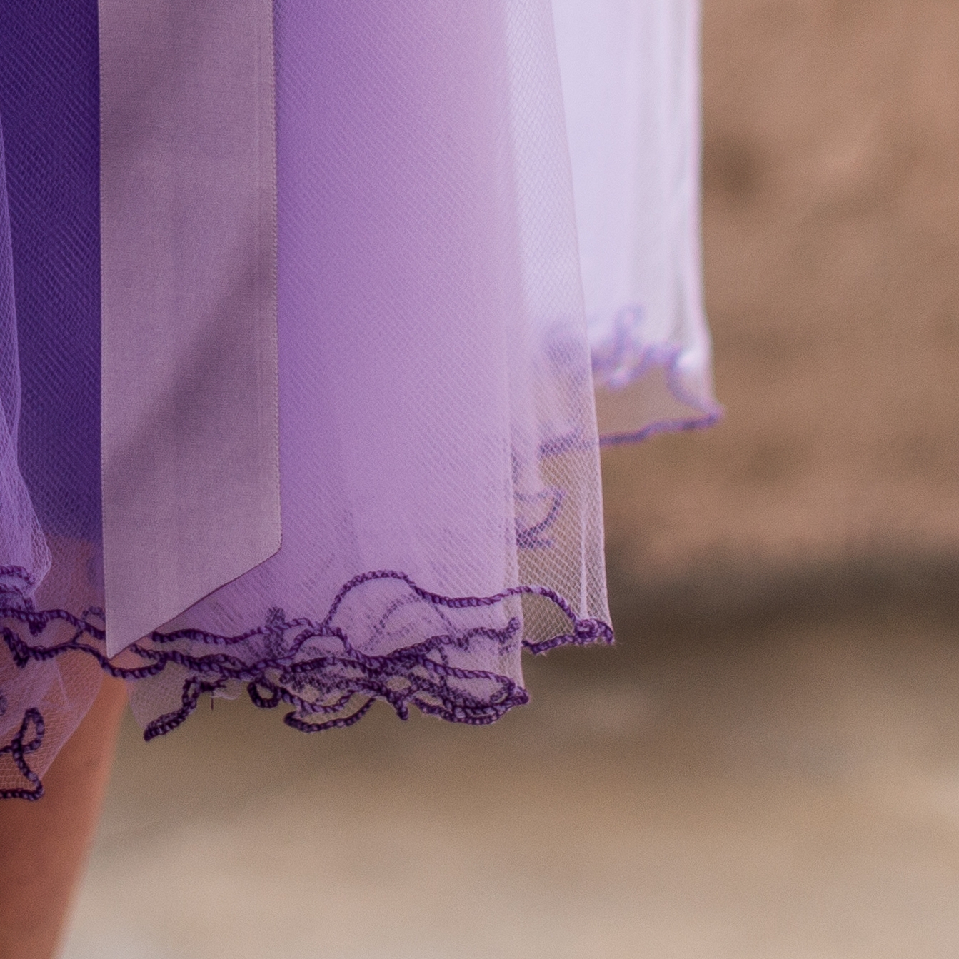Světle fialová tylová sukně s lemovanými okraji