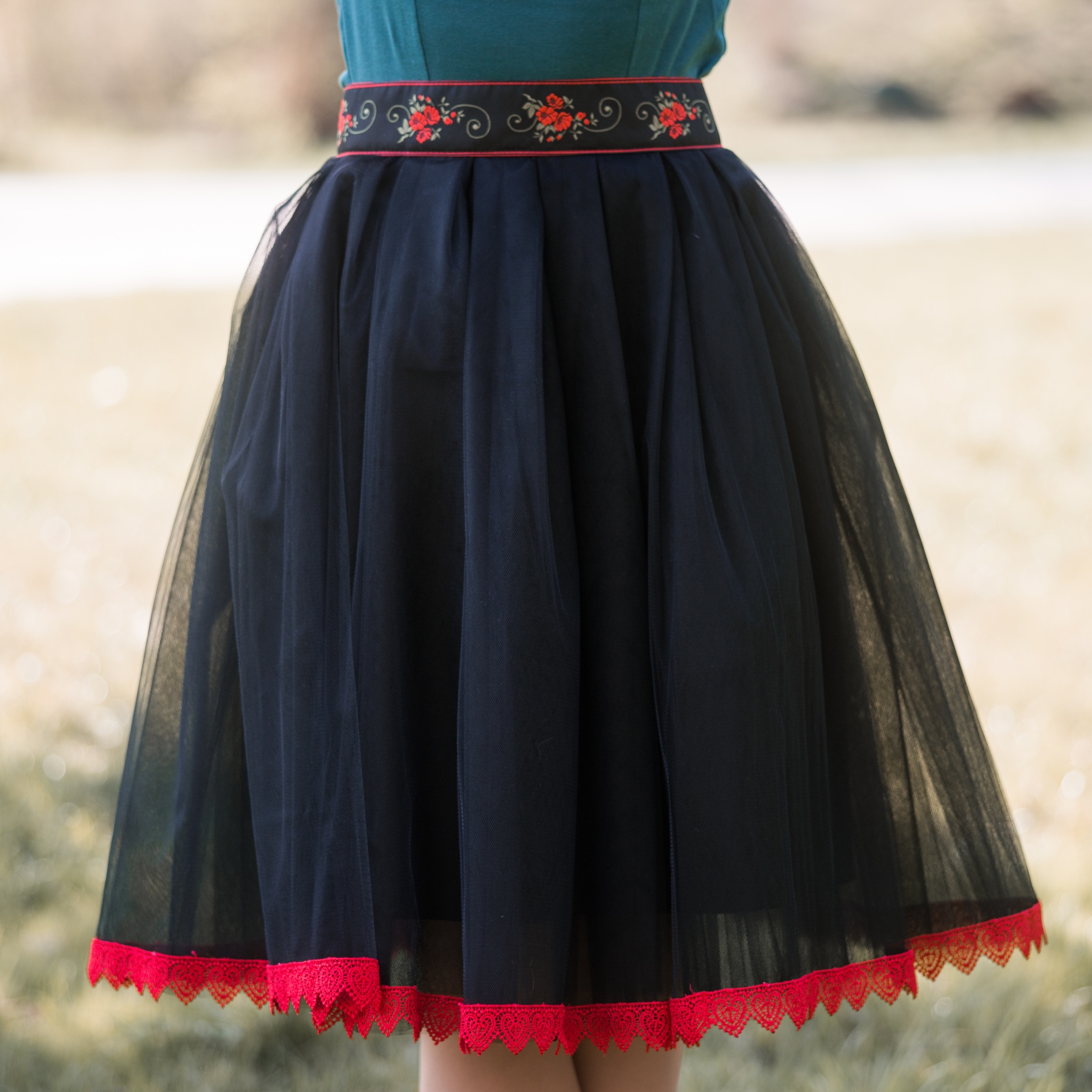 Černá folklórní tylová sukně
