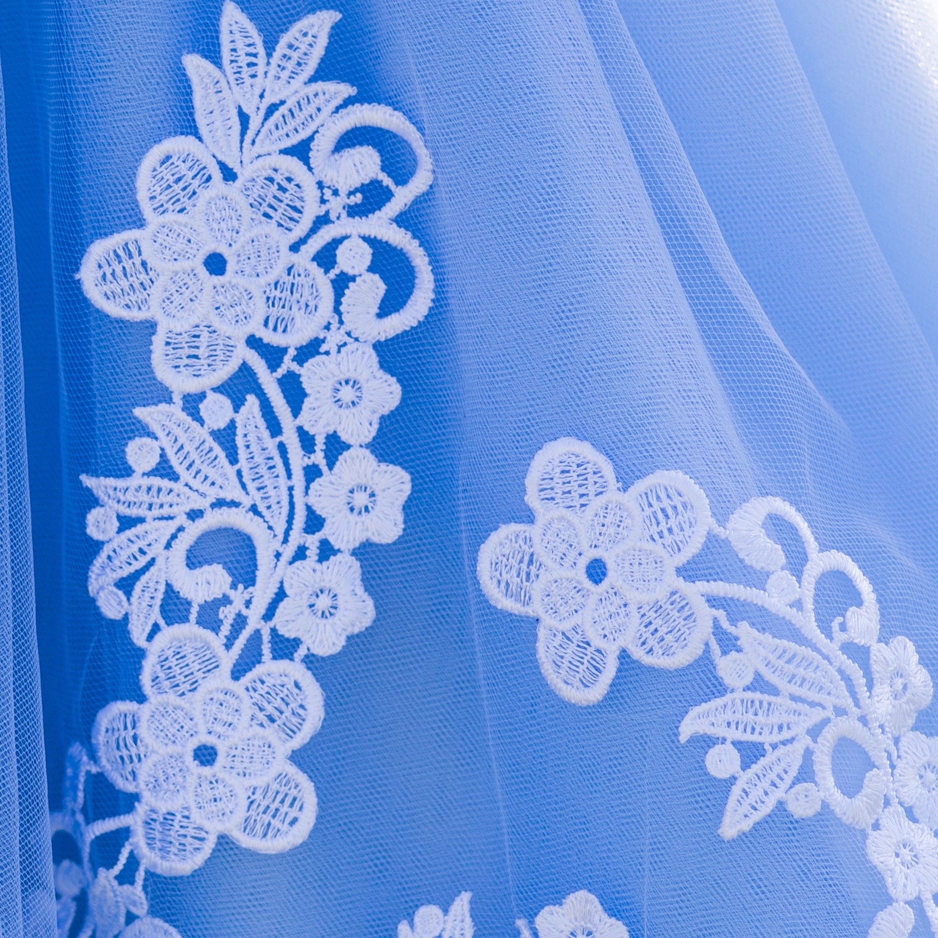 Modrá kolová tylová sukně s krajkou