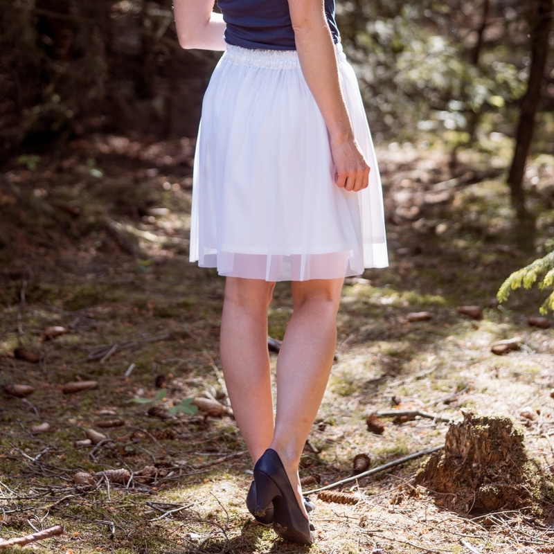 Bílá splývavá tylová sukně