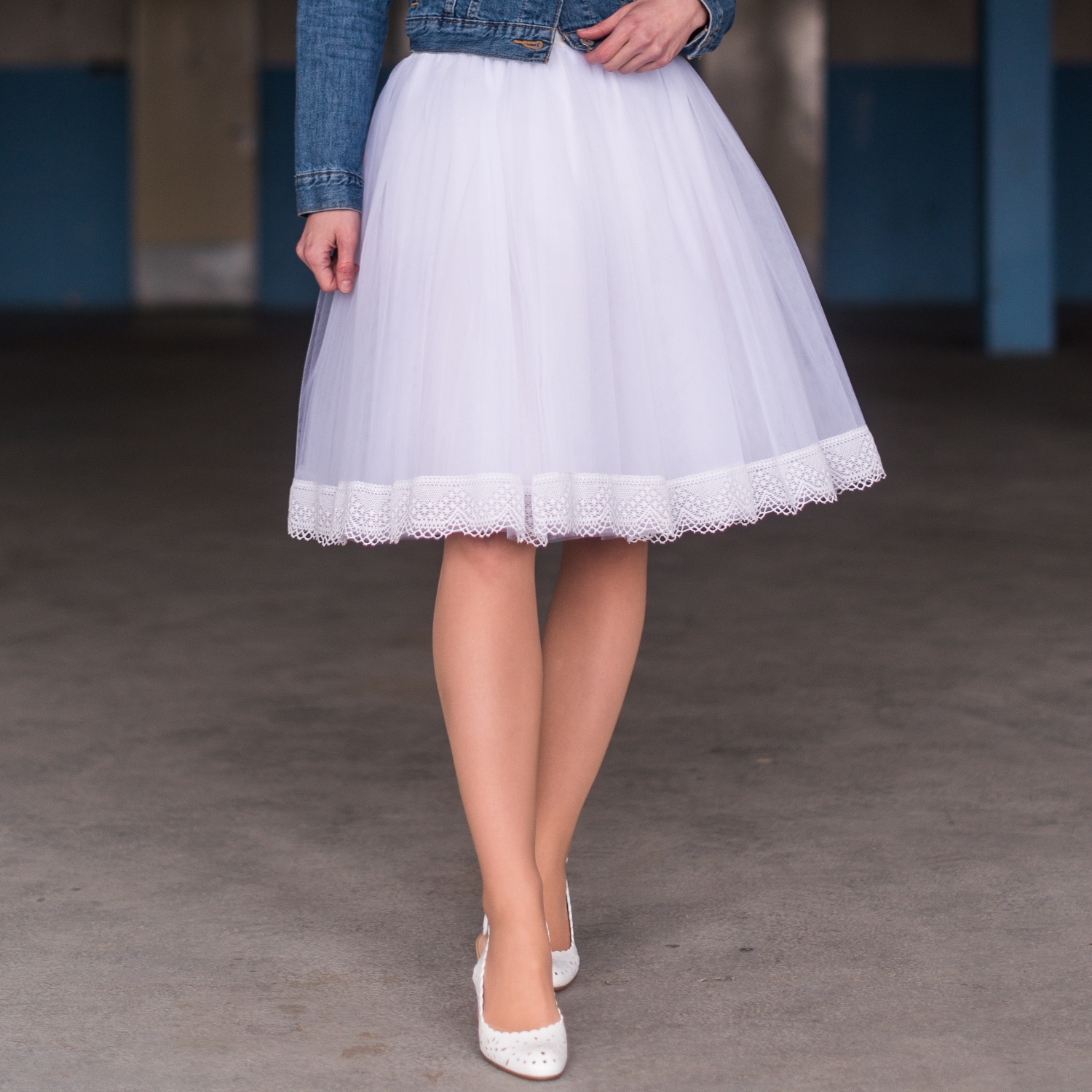 Bílá tylová sukně s krajkou