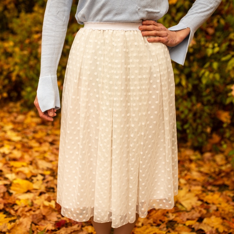 Smetanová puntíkovaná splývavá tylová sukně