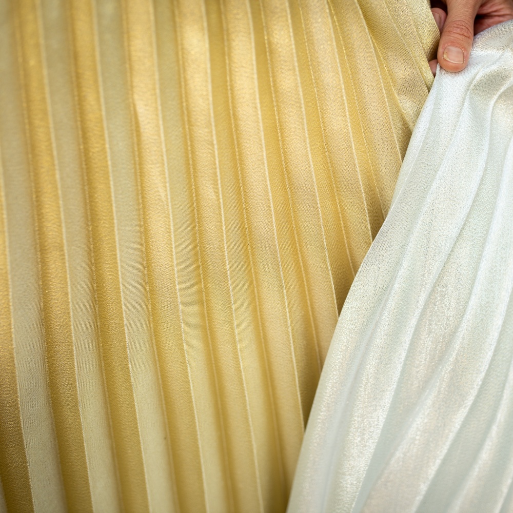 Zlatá plisovaná sukně