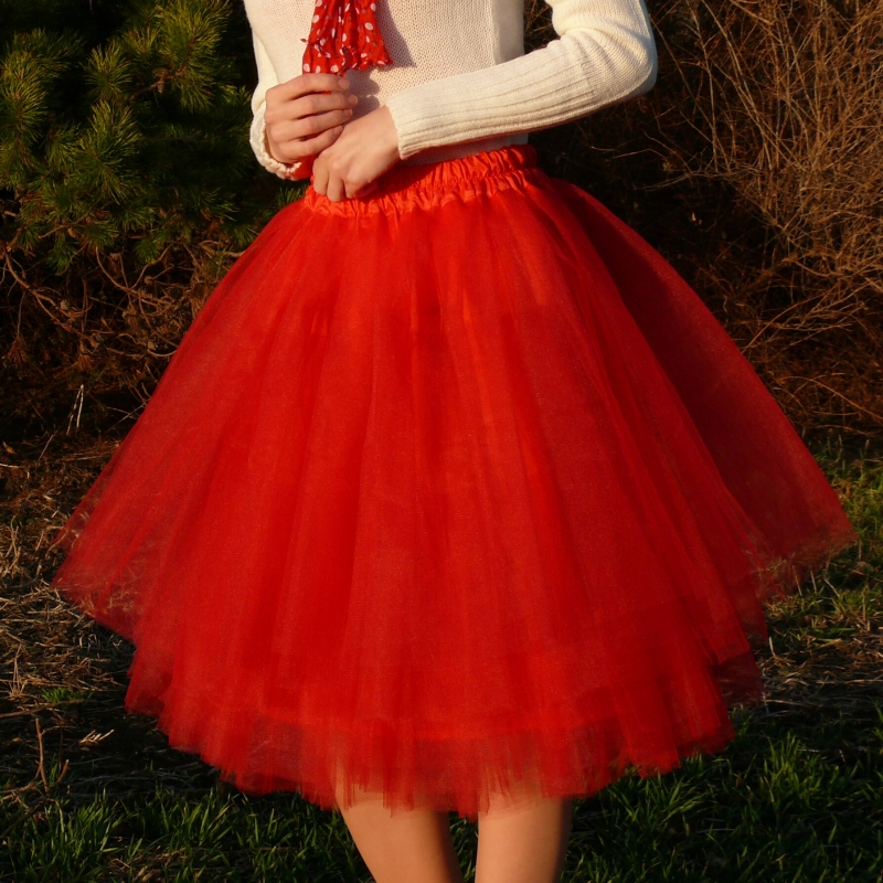 Červená tylová sukně