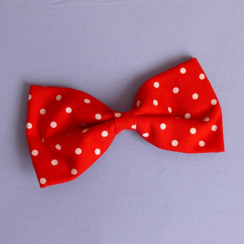 Červená půlkolová puntíkovaná sukně