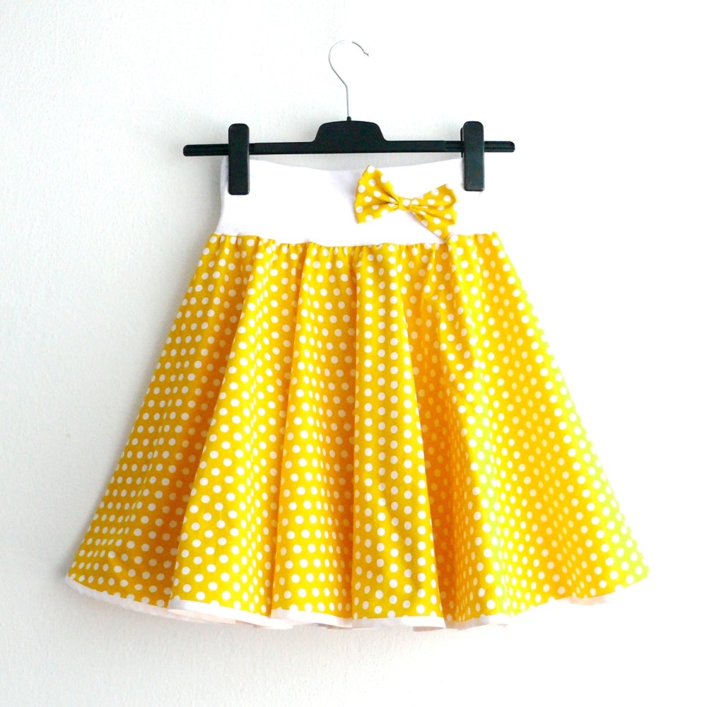 Žlutá puntíkovaná sukně