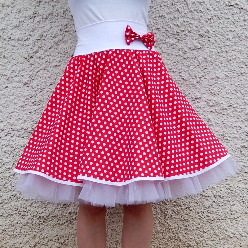 Červená puntíkovaná sukně