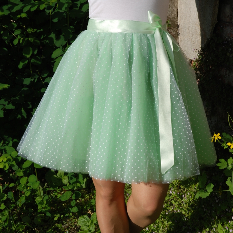 Mentolově zelená puntíkovaná tylová sukně