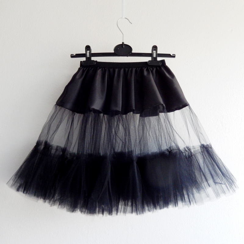 Černá puntíkovaná sukně + jednoduchá černá spodnička