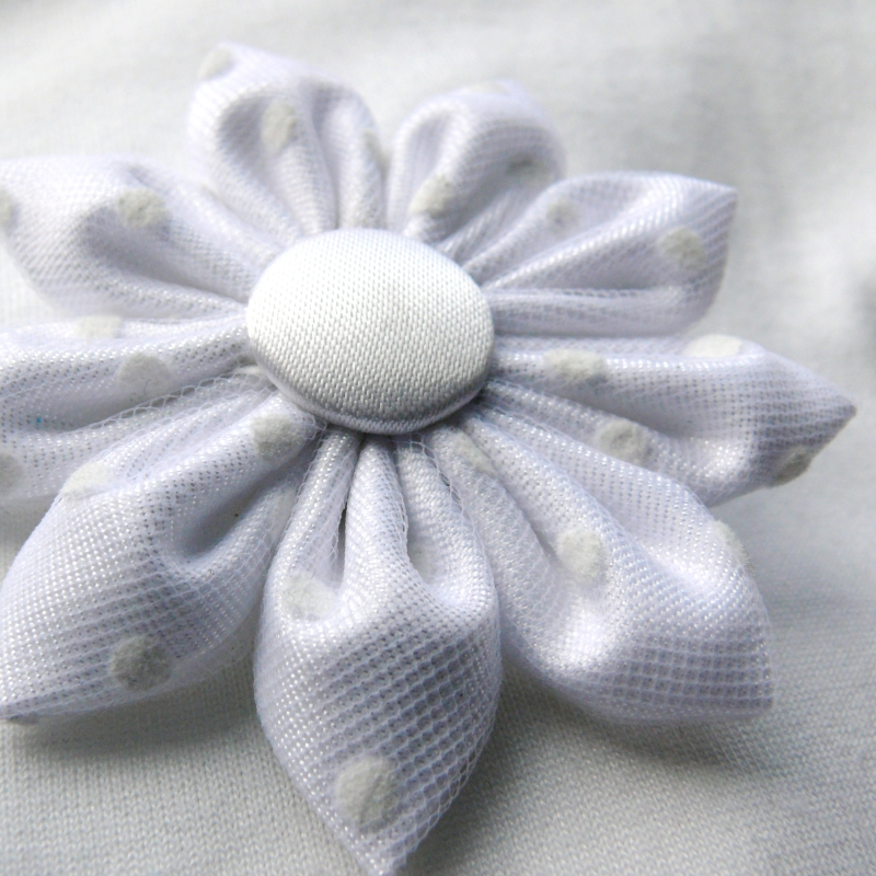 Bílá kytka (brož)