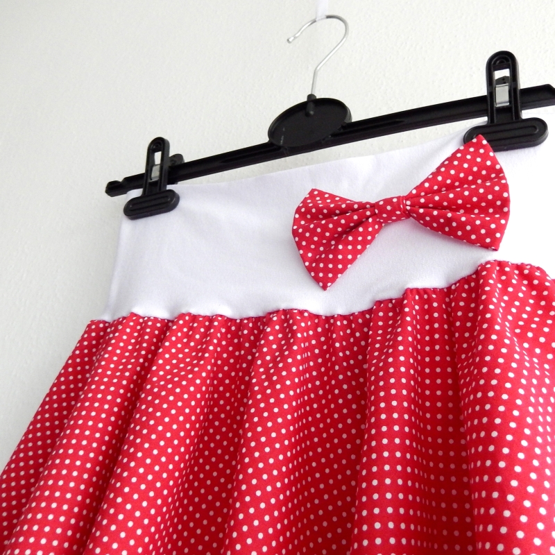 Červená tečkovaná sukně