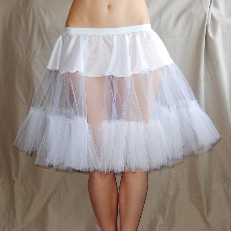 Červená sukně + jednoduchá bílá spodnička