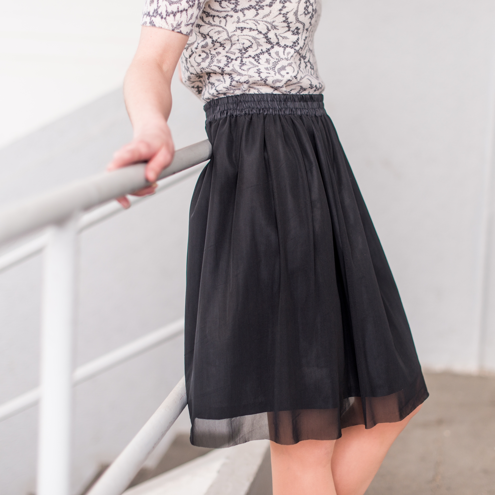 Černá splývavá tylová sukně