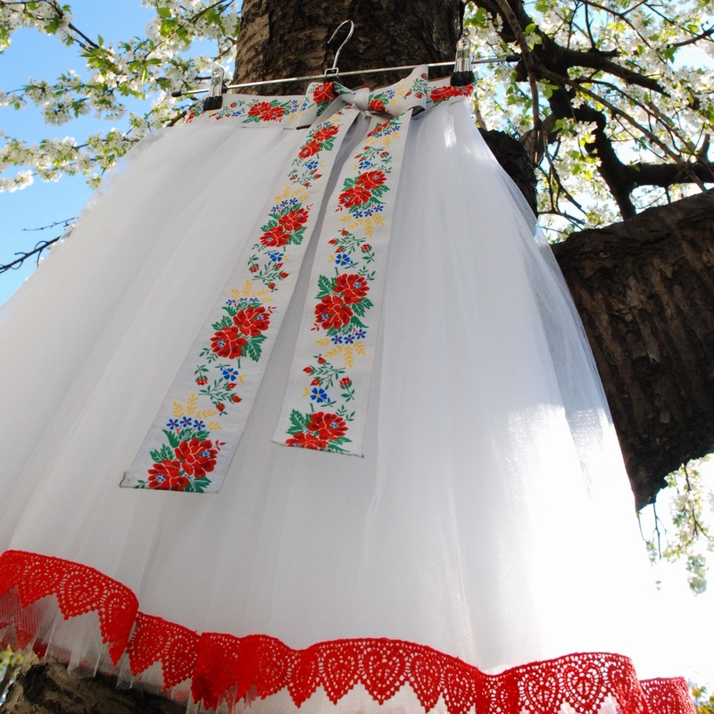 Bílá folklórní tylová sukně