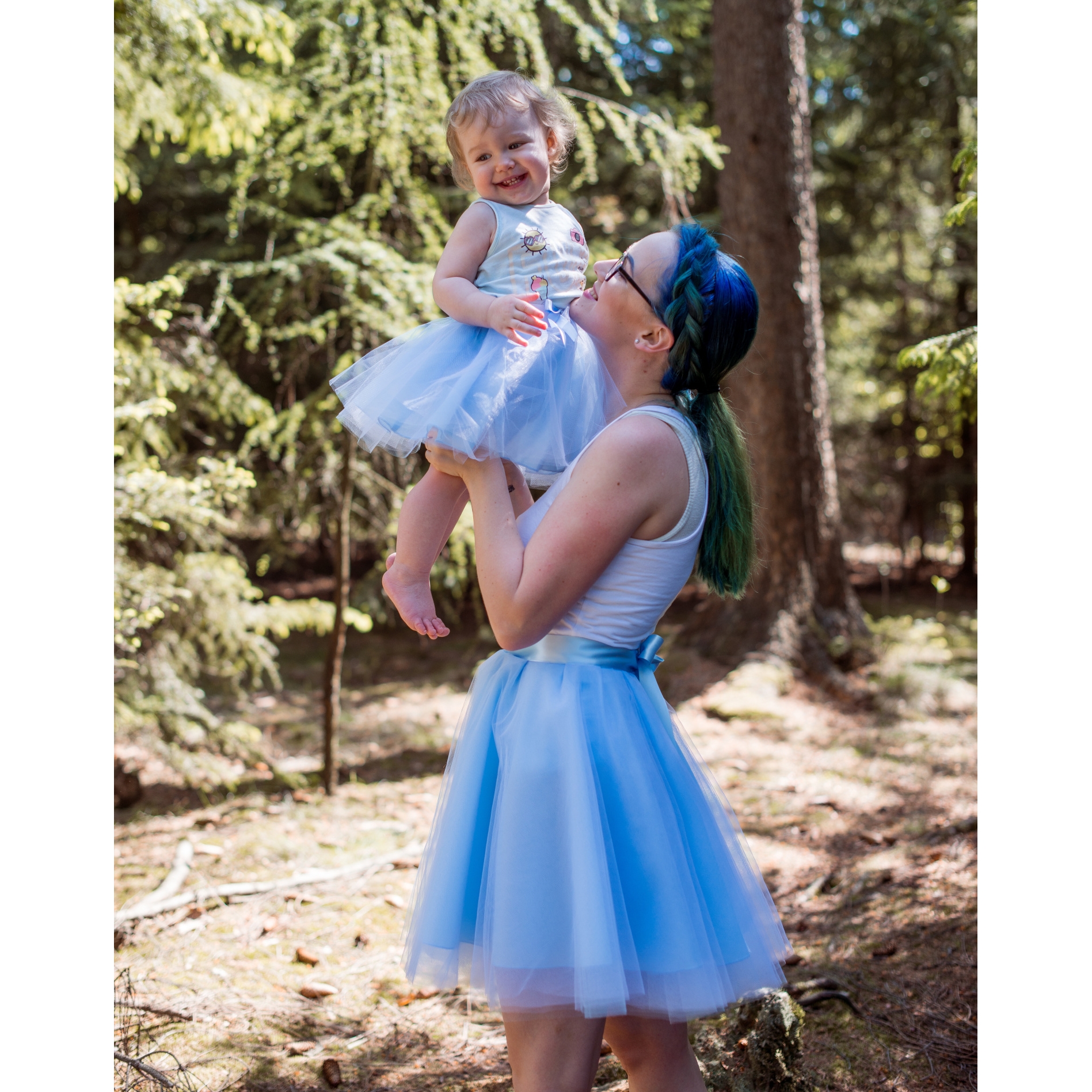 Modrá kolová tylová sukně