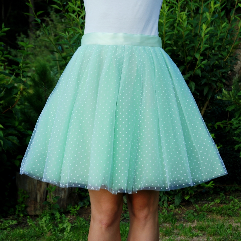 Mentolově zelená puntíkovaná tylová sukně