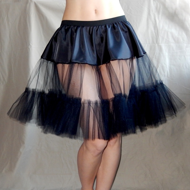 Černá puntíkovaná sukně + jednoduchá černá spodnička