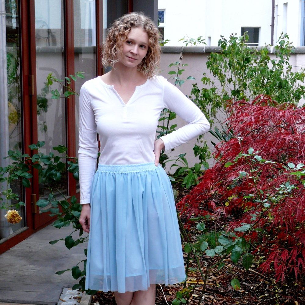 Modrozelená splývavá tylová sukně