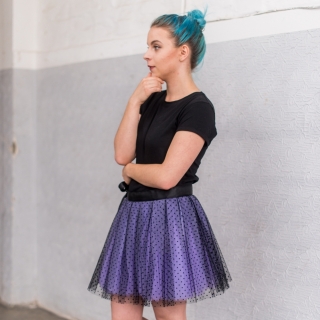 Fialová tylová sukně s černými puntíky