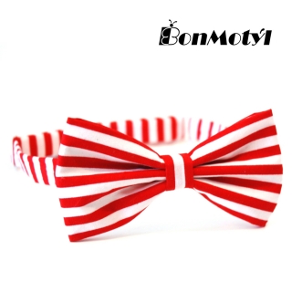 Červený podélně pruhovaný motýlek