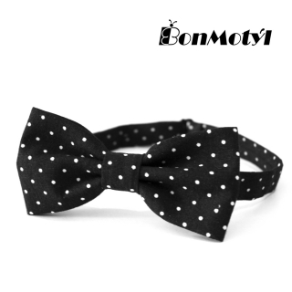 Černý drobně puntíkovaný motýlek