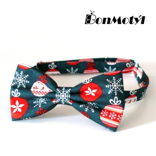 Motýlek s vánočními ozdobami