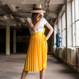 Žlutá zavinovací plisovaná sukně