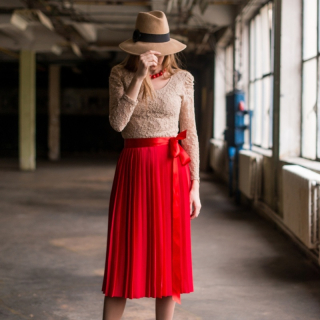 Červená zavinovací plisovaná sukně