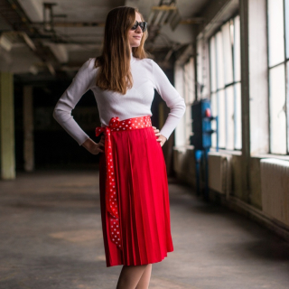 Červená zavinovací plisovaná sukně s puntíkovanou mašlí