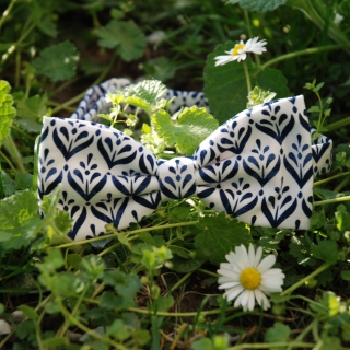 Bílo-modrý motýlek s rostlinným motivem