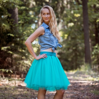 Smaragdově zelená tylová sukně