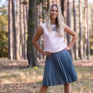 Šedá plisovaná sukně