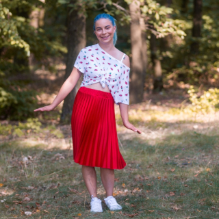 Červená plisovaná sukně