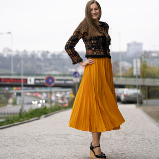 Tmavě žlutá plisovaná sukně