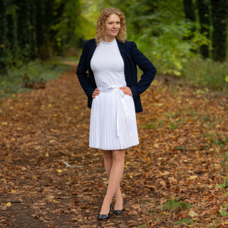 Bílá zavinovací plisovaná sukně