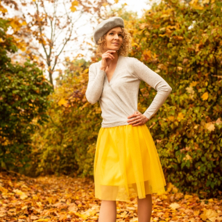 Žlutá splývavá tylová sukně