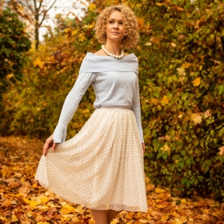 Smetanová puntíkovaná splývavá tylová sukně