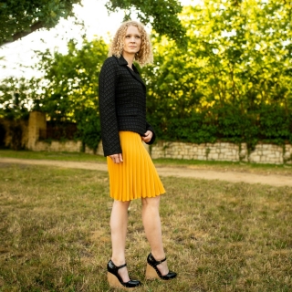 Tmavě žlutá krátká plisovaná sukně