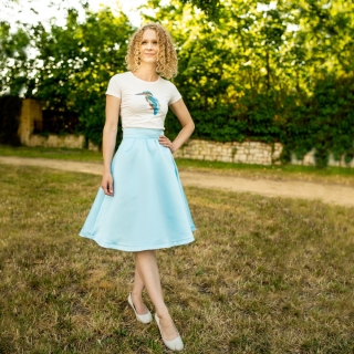 Světle modrá saténová sukně