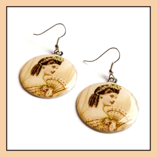 Náušnice s dámou s vějířem