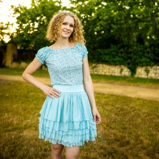 Světle modrá tylová sukně s lemovanými okraji